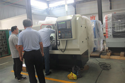 客戶驗收公司新研發的數控油嘴專機