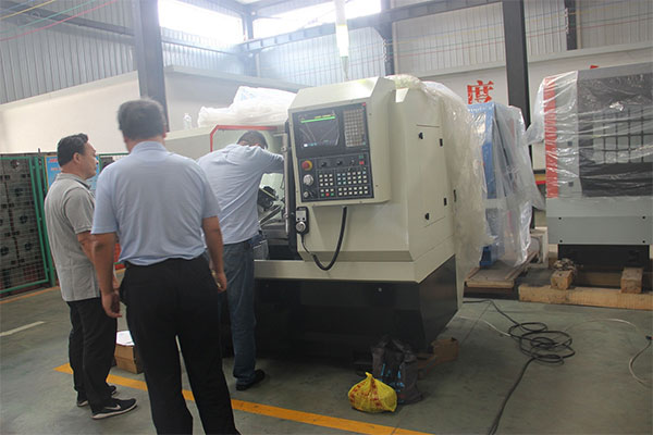 客戶驗收公司新研發的數控油嘴專機